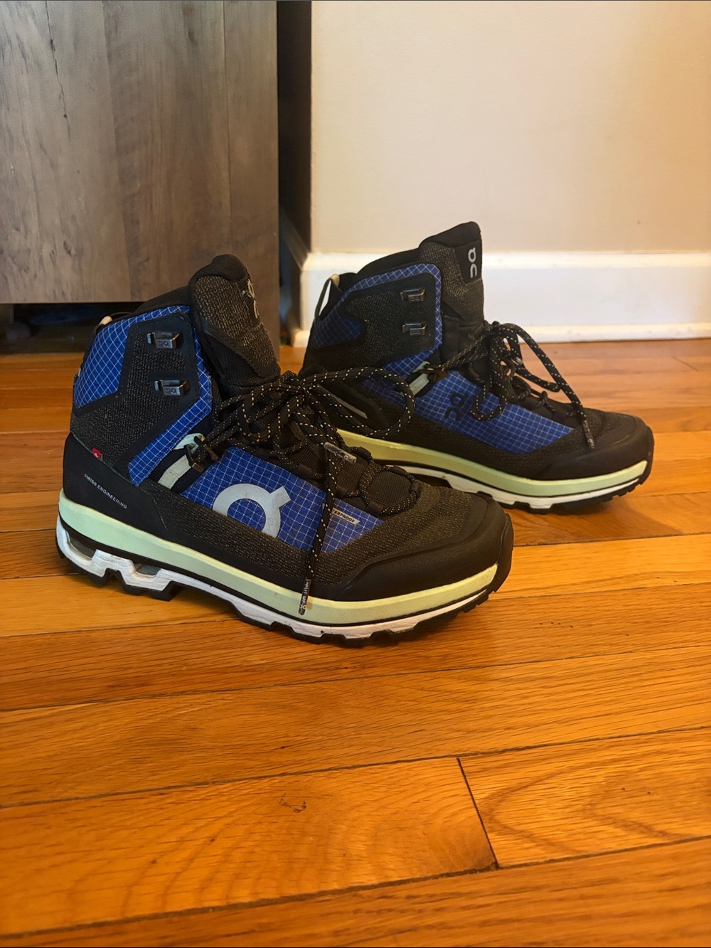 On Cloudalpine Waterproof Trail Boots in Blue and Black Womens 9
